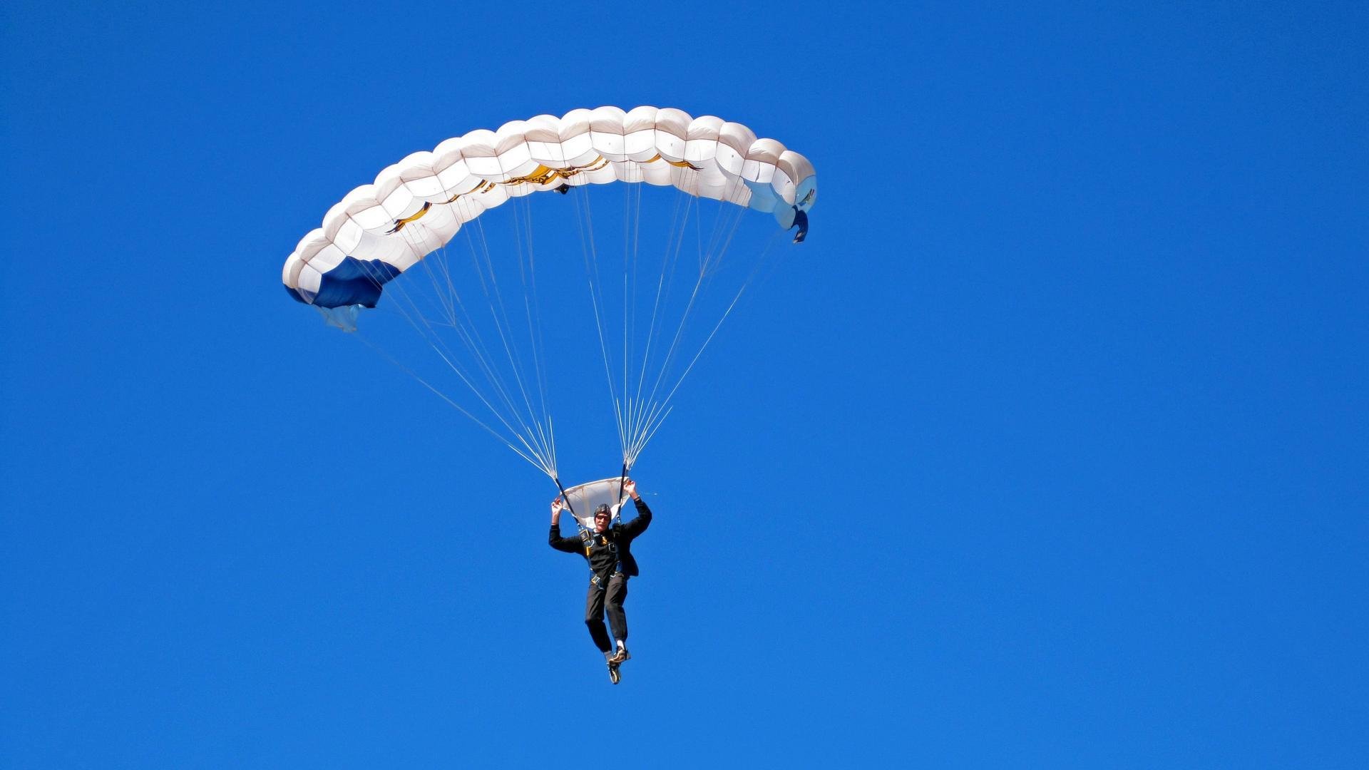 摩洛哥骑手阿米尔·本·哈桑在2024年巴黎奥运会三项赛中获得第20名,展现出色表现。